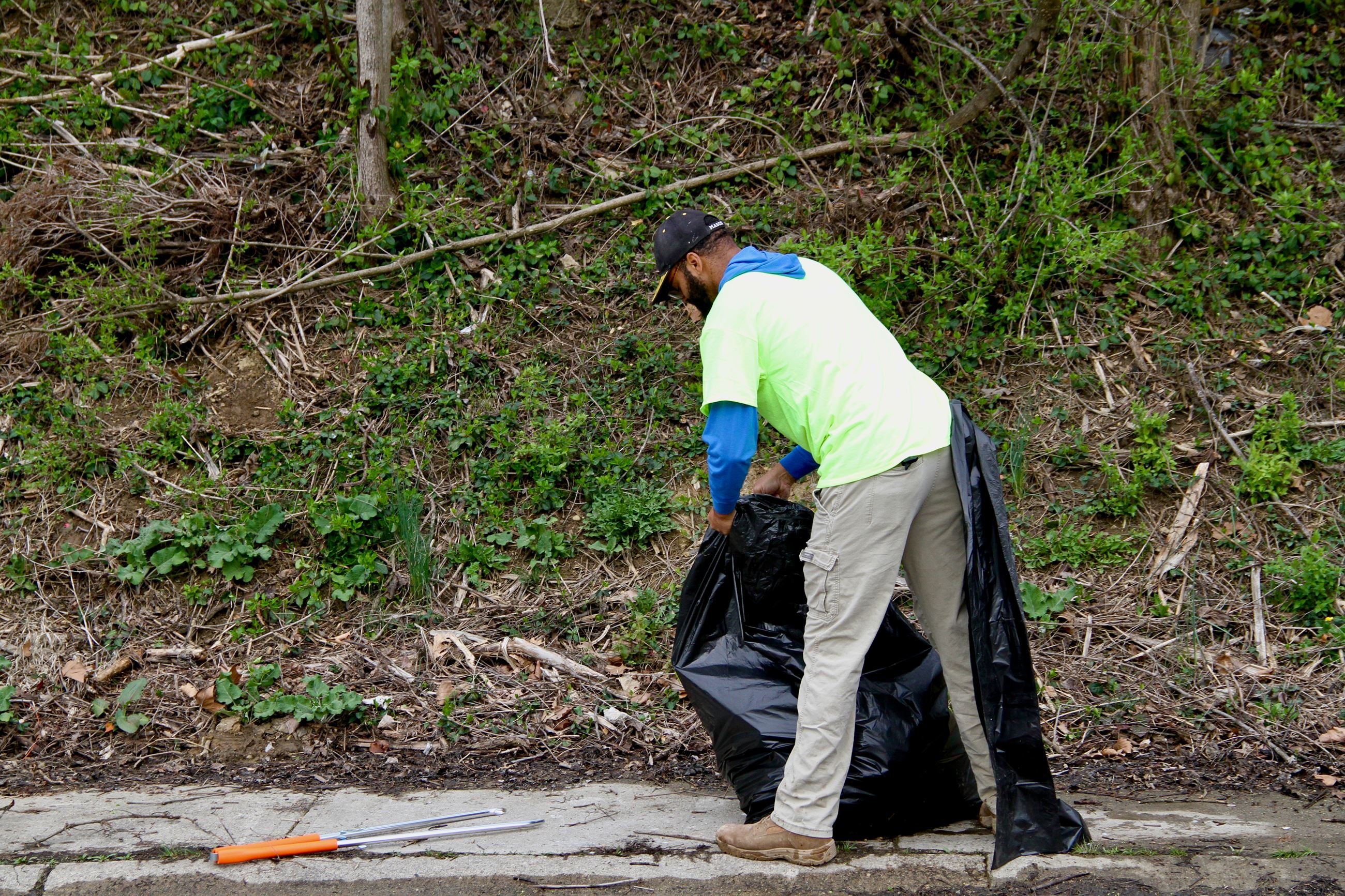 NeatStreets Volunteer picks up trash